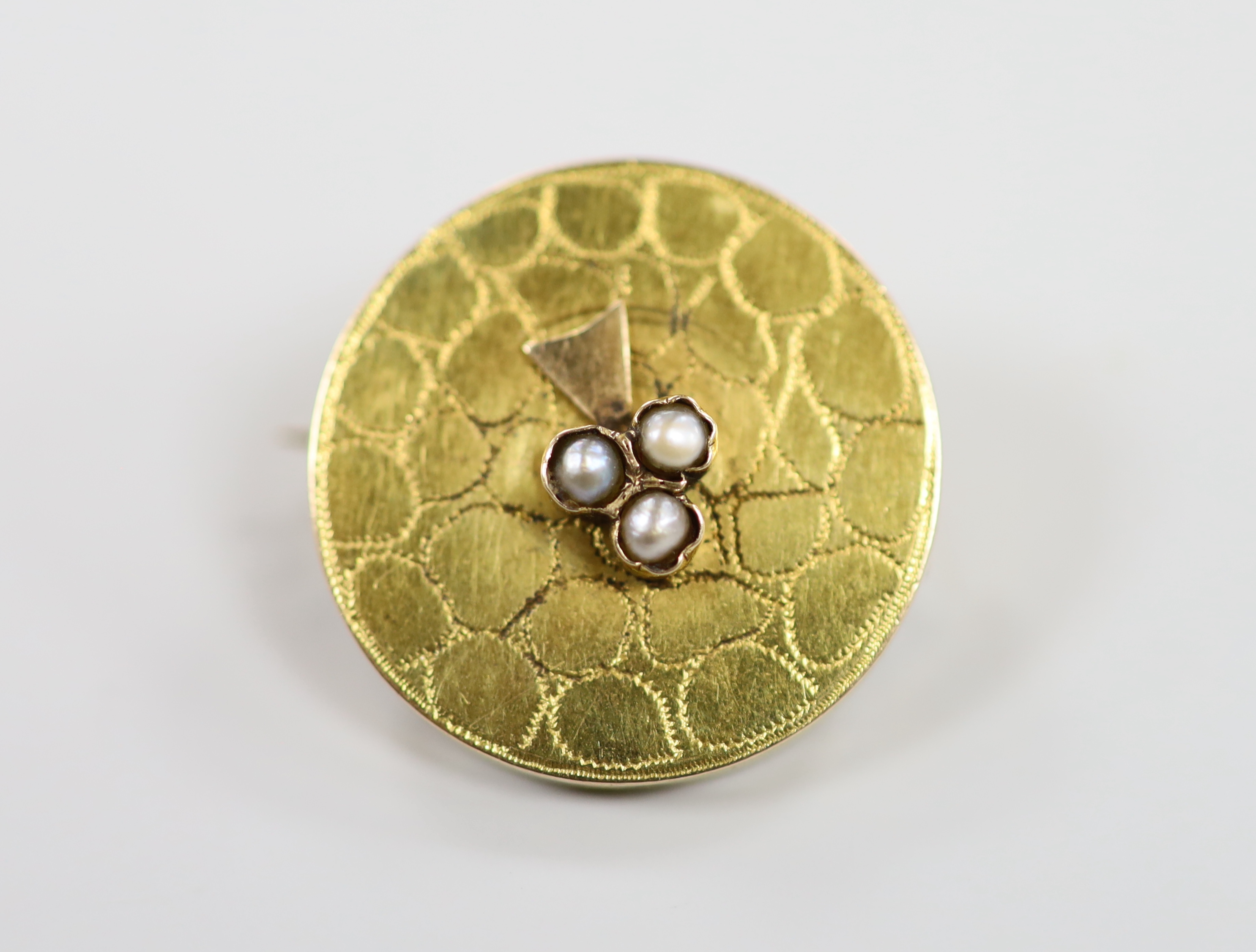 An early 20th century Russian 56 zolotnik yellow metal and seed pearl set circular brooch, 22mm, gross weight 3.4 grams.